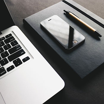 玉足美腿女王买来的黑人奴隶，狠狠踩在脚下，舔逼舔脚喝尿重口虐待【欧美女王调教】-欧美优选---只做精品！！N